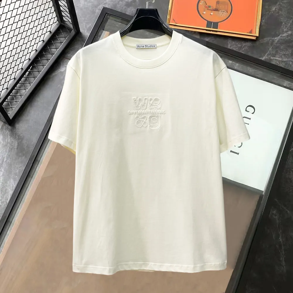 Balenciaga's high-end top-quality products 🐮2026 Spring and Summer New Arrival first counter, the latest New Arrival short-sleeved round neck T-shirt, Premium customized design, avant-garde and fashionable! Brand logo heavy craftsmanship design Premium customized 260g fabric. Soft to the touch. Comfortable to wear. Counter-level exquisite stitching. Fine workmanship. The upper body effect is incomparably handsome! A must-have item for men and women with the same style! Sizes: S~XXL When placing an order, please state your height and weight. The maximum wearing size is 210 pounds (one size larger)